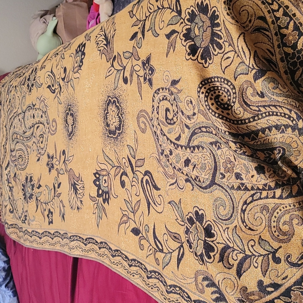 Reversible scarf blanket - Picture 3 of 3